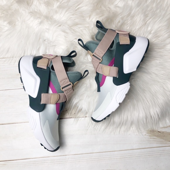 Nike Shoes - 🆕 Nike Air Haurache City Sneaker Size 8